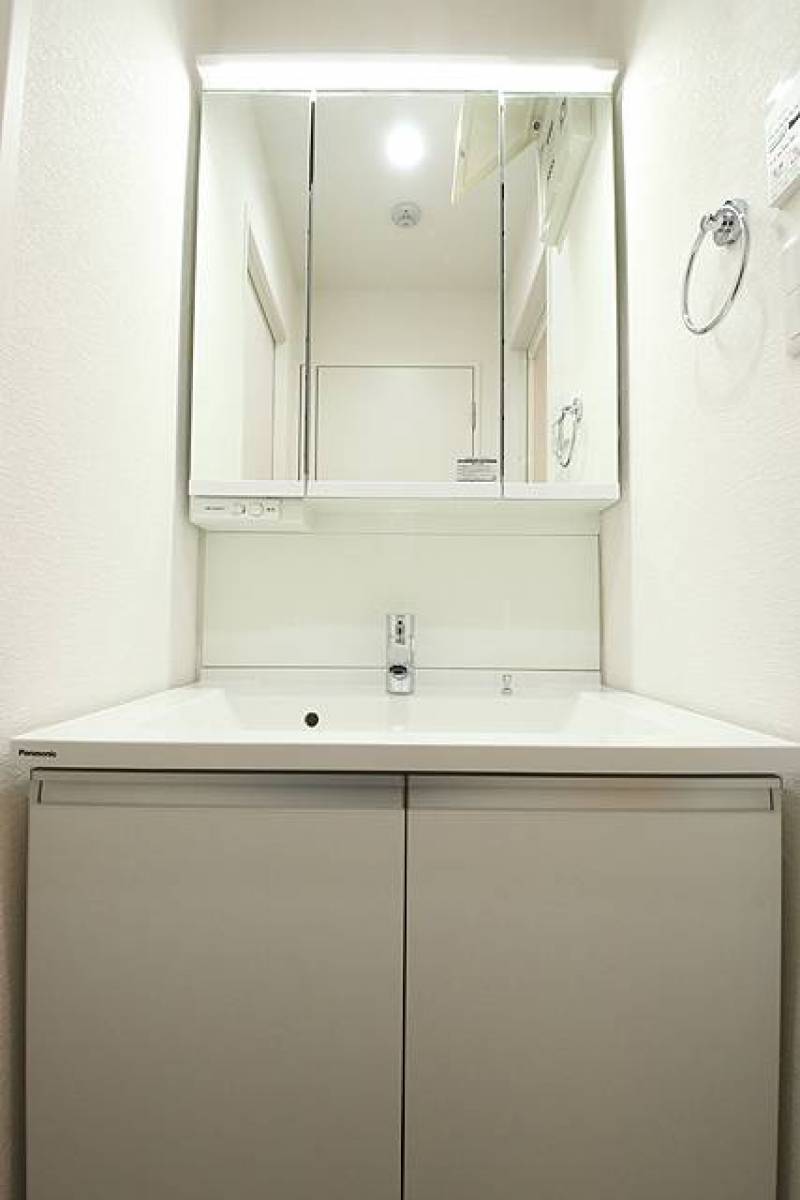 収納力に優れた三面鏡タイプの洗面台を完備。