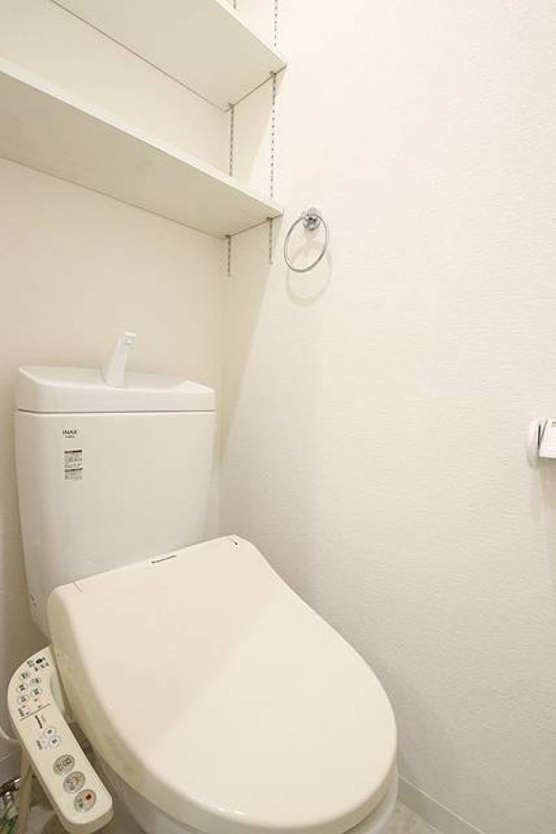 白を基調とした清潔感のある温水洗浄便座付トイレ。