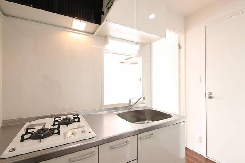 2口コンロのキッチン。調理中猫ちゃんが入れないよう仕切り有。