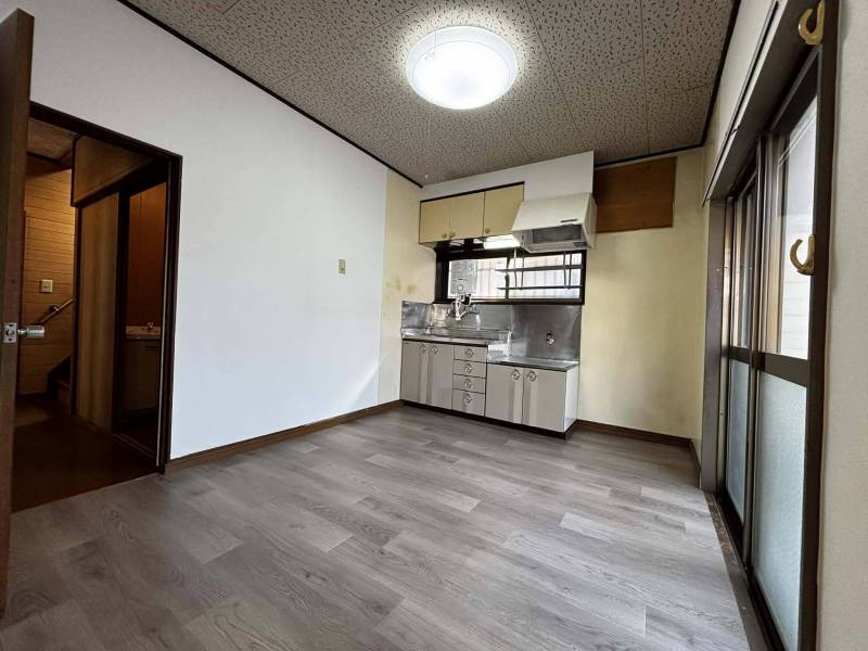 窓付きで明るいキッチン。お料理も楽しくなります♪