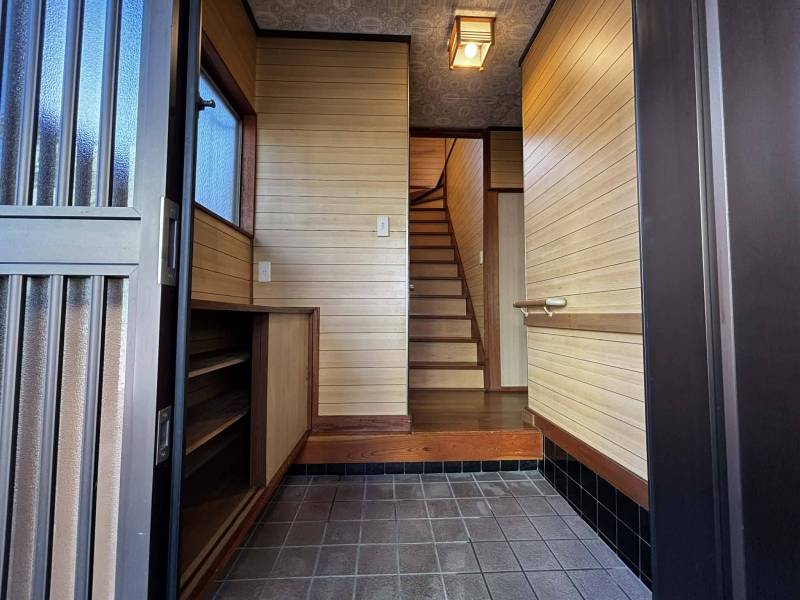 戸建てらしい独立感のある玄関。防犯面も安心です。