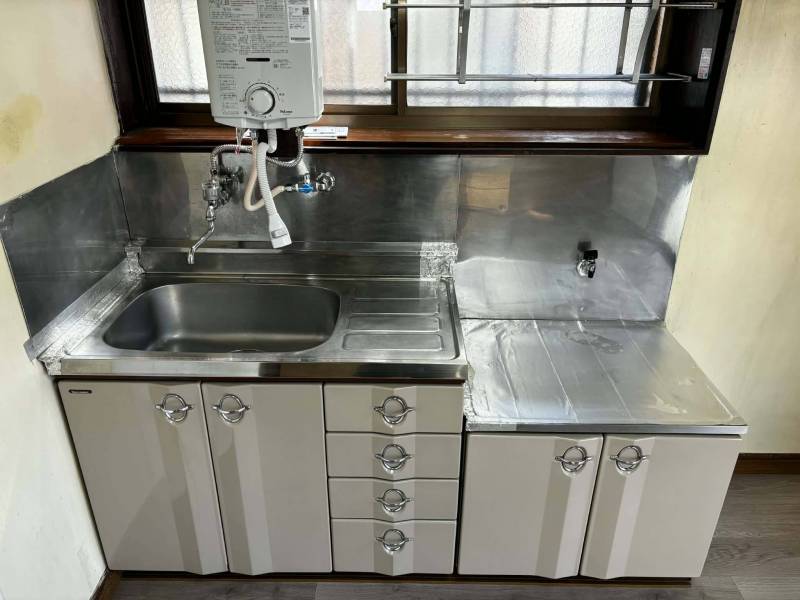 清潔感のあるキッチンスペース。窓付きでにおいもこもりません。