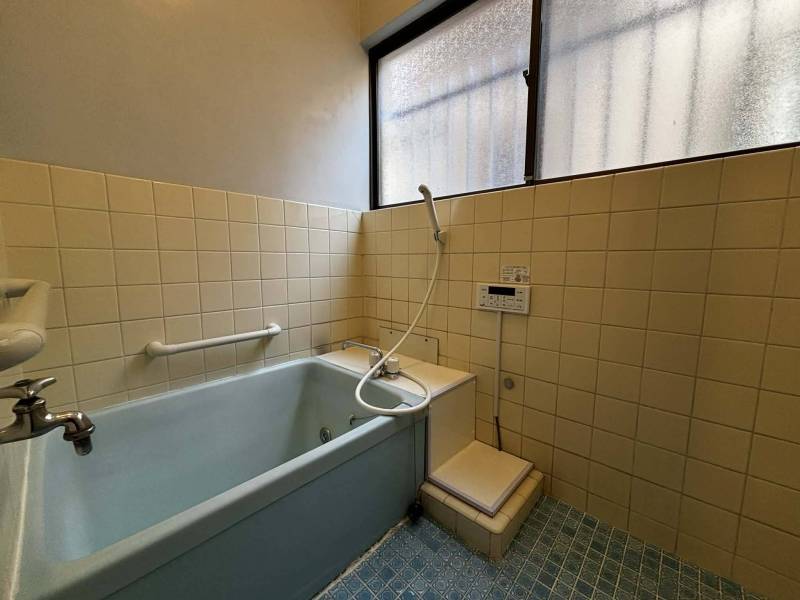 窓から自然光が入る清潔な浴室♪