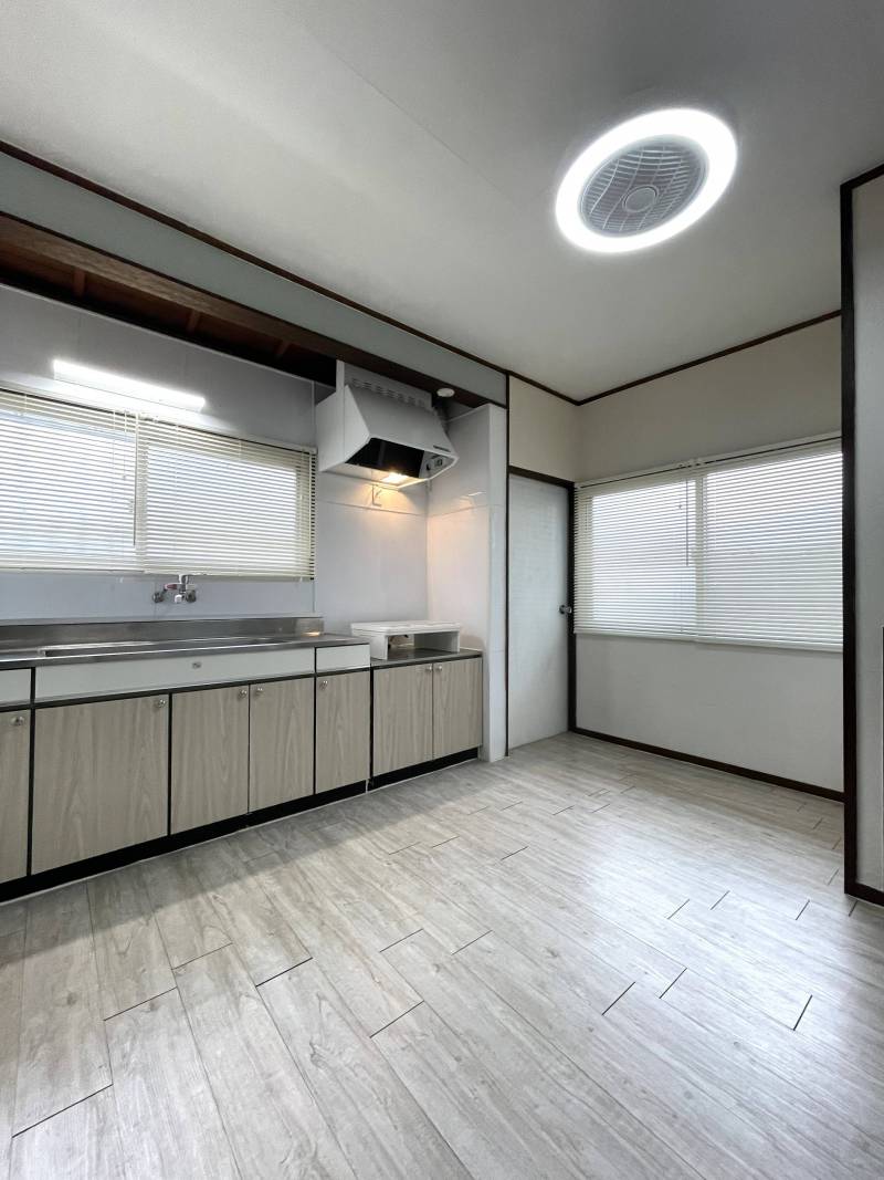 キッチンには勝手口（奥）があり、天井照明はファン付です。