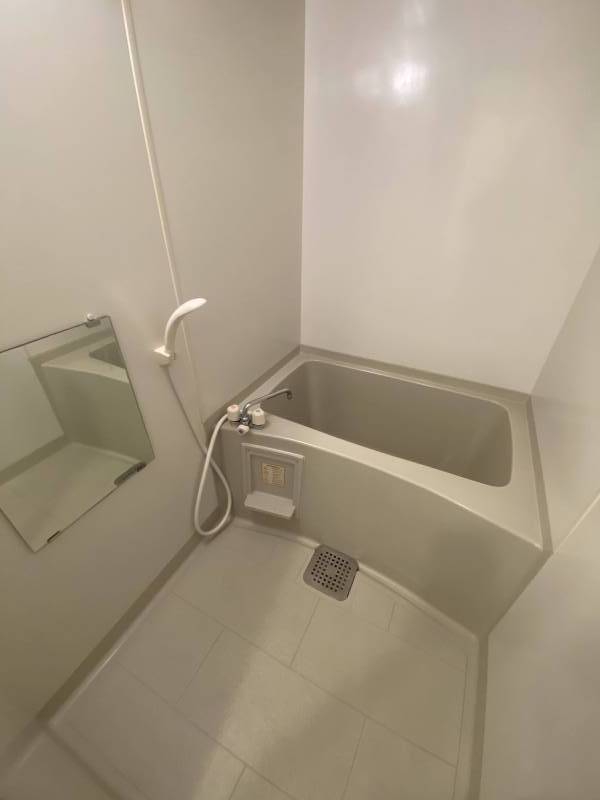 浴室はユニットバスでお手入れ簡単！サーモ水栓新品へ交換予定。