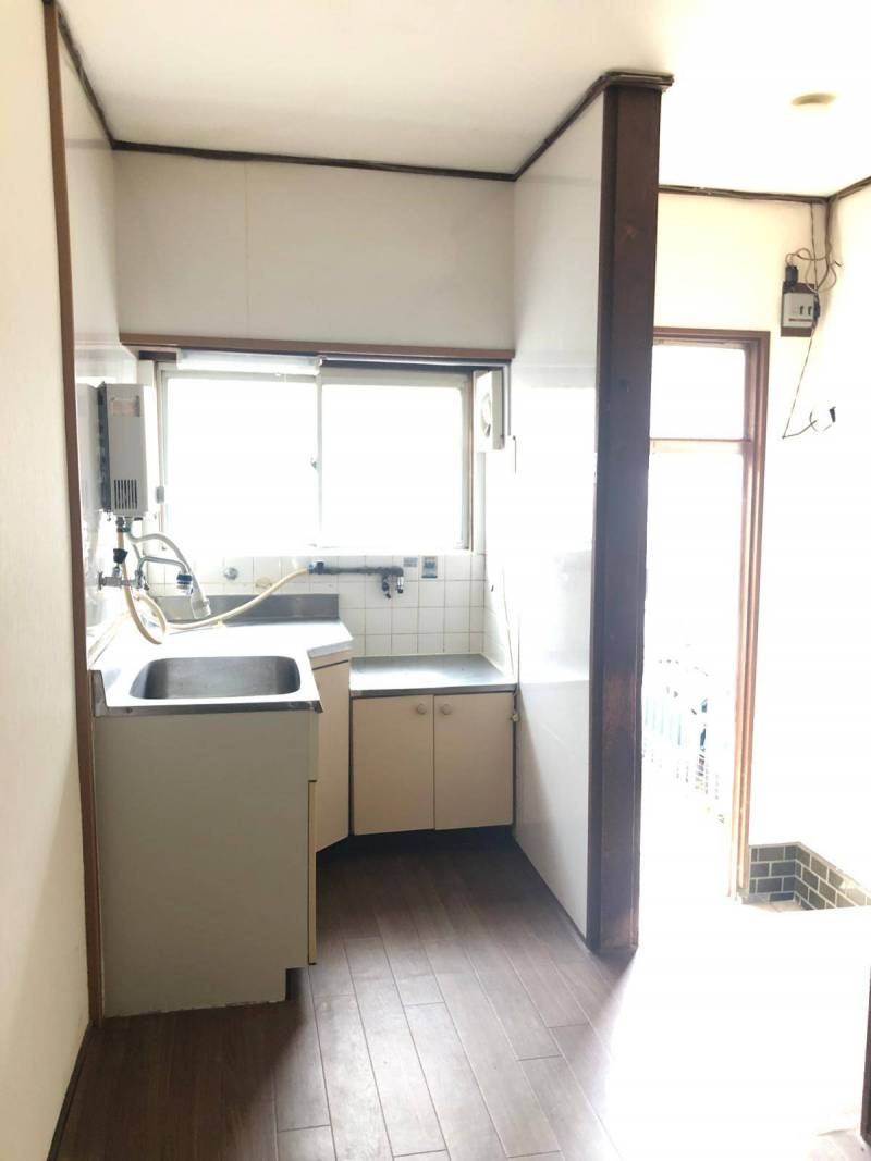 窓に面した明るいキッチンです