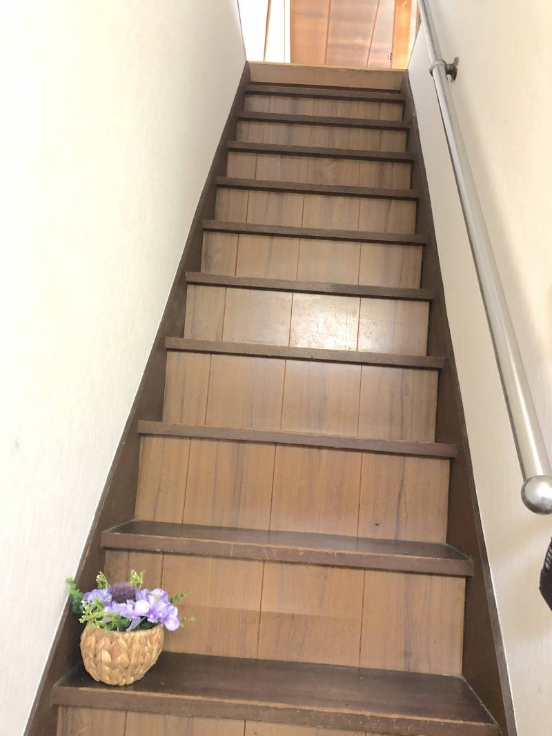 手すり付きの階段です