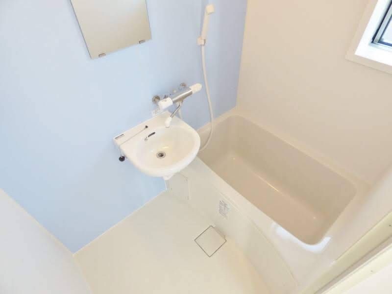 浴室と洗面台。この部屋は向きが反対になります。