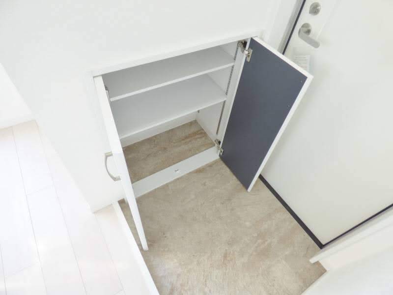 シューズボックス。この部屋は向きが反対になります。