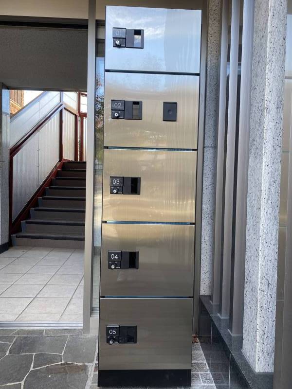 宅配ボックスがあり、不在の際の荷物の受け取りに便利です。