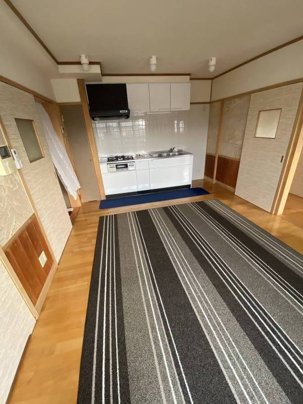 フローリングのLDKです。写真は別部屋の為、間取りは左右反転