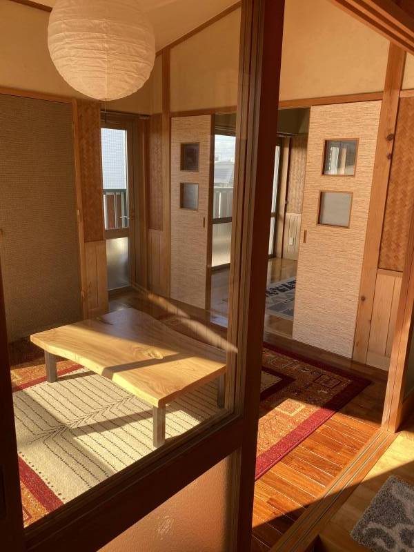 洋室です。大きな窓やベランダに出る扉があり、風通しも良好。