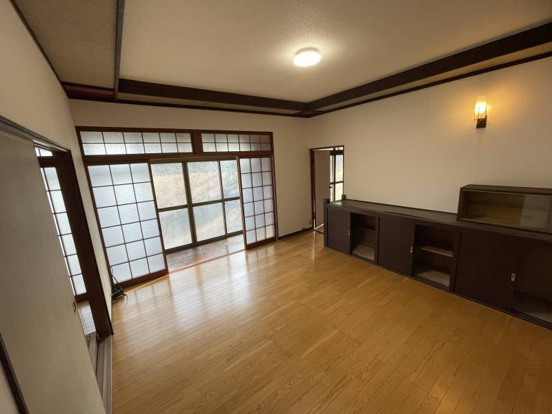 広々リビング。壁のブラケットライトがおしゃれ。