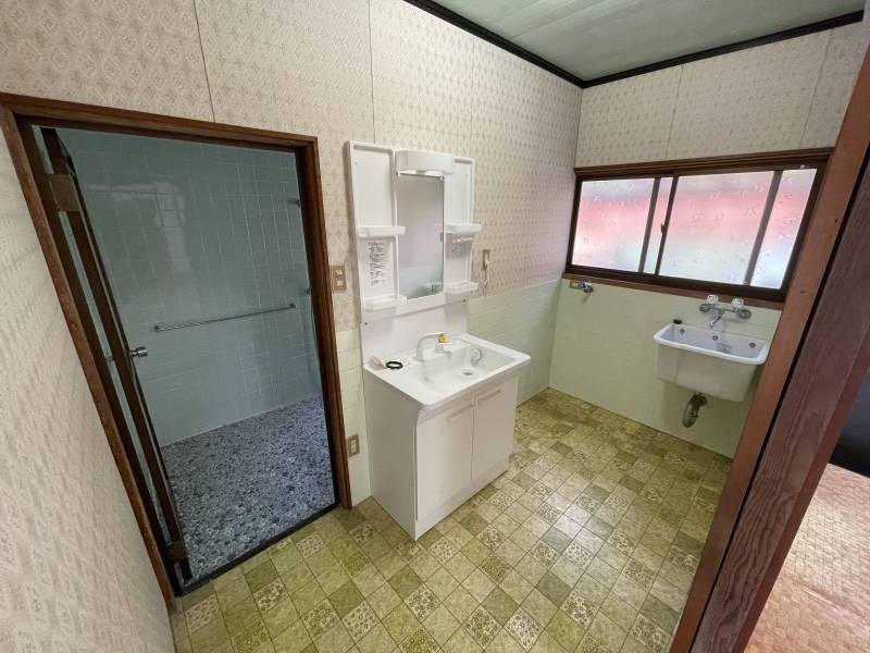 広い洗面脱衣場。別に洗い場があり靴など洗えます。