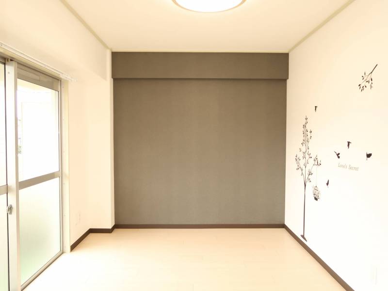 寝室は白を基調にアクセントクロスでモダン＆癒しを♪