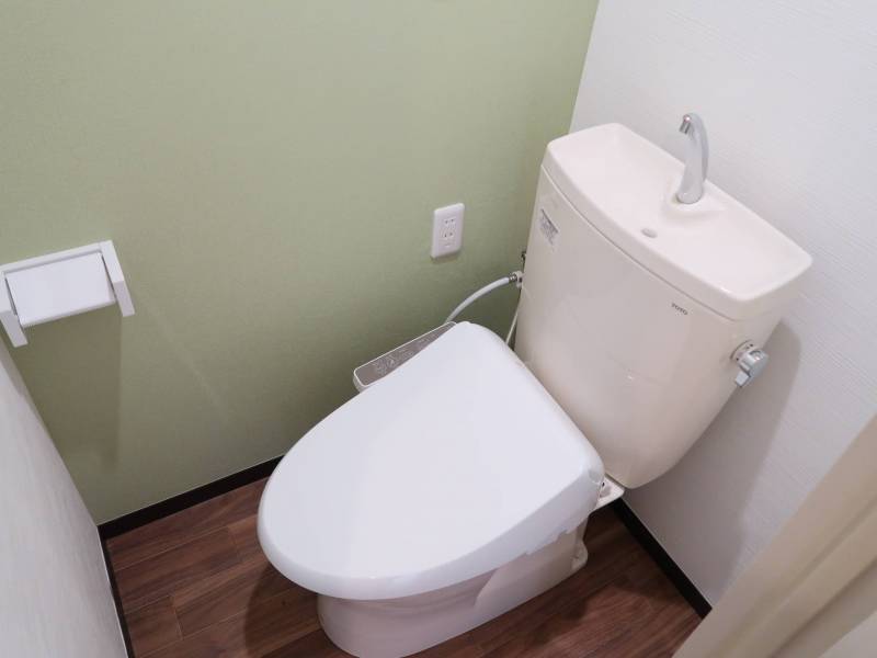 トイレは緑と茶色で落ち着いたイメージ♪温水便座付きで快適！