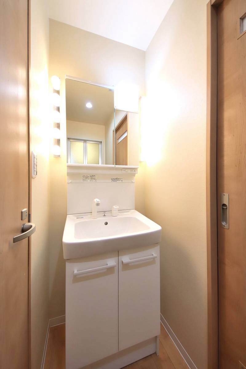 両脇にＬＥＤが付いた洗面化粧台。&rdquo;ハリウッドライト&rdquo;ですね