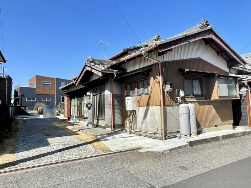 建物外観、左手奥が駐車場です