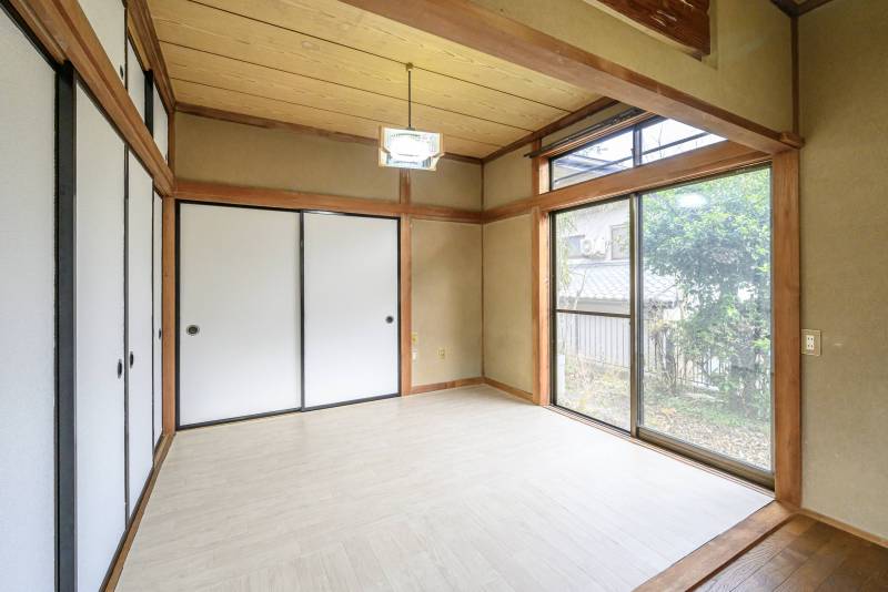 6畳CFの部屋。天井まで窓があるので日がたくさん入ります。