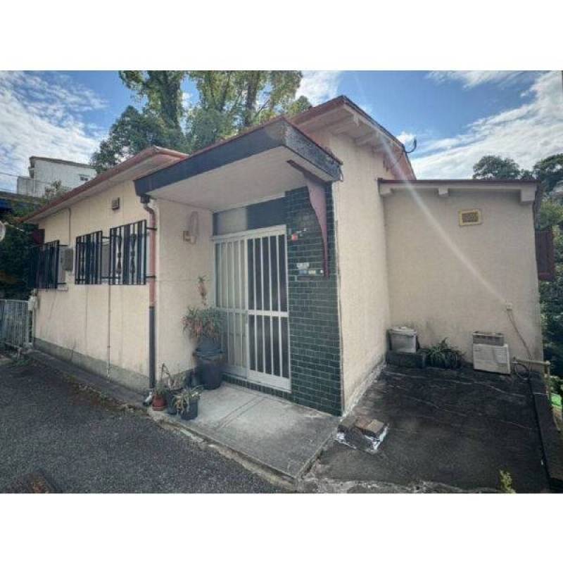 平屋に見えますが、２階建て4DK72.5㎡の広さがあります