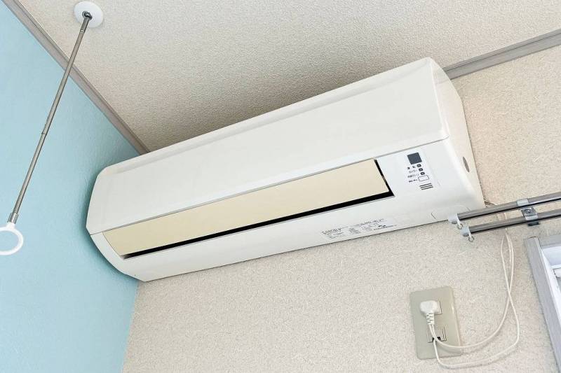 エアコンと室内物干し機があり、雨の日も室内で乾かせます！
