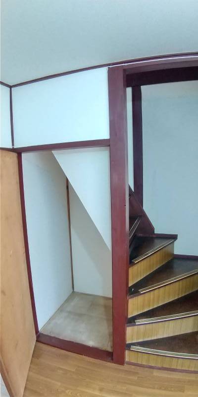 この部屋には、階段の下にも収納スペースあり。皆、かなり広め。