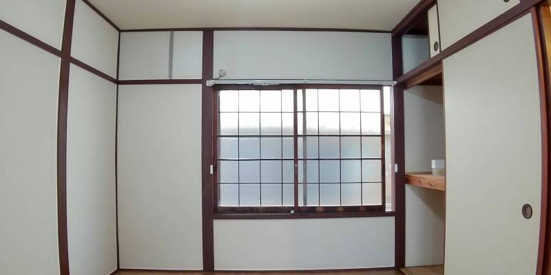 2階南側と収納。こちらも広めで天袋あり。奥行きがかなり広い。