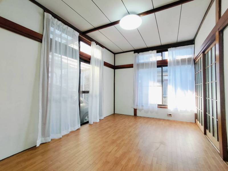 1階は、和室から洋室にリフォームしました！とっても明るい〜。