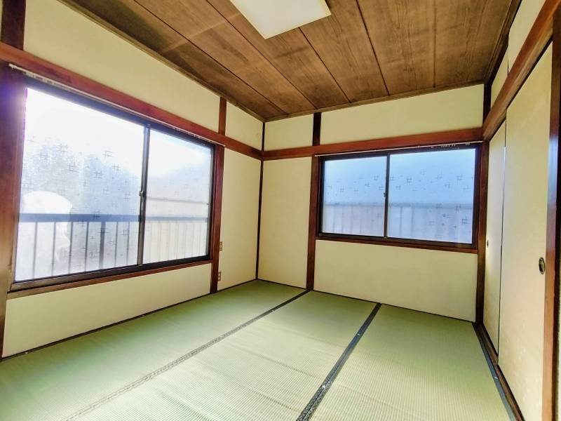 2階バルコニーのある南側和室。窓は2か所あり、日当たり最高★