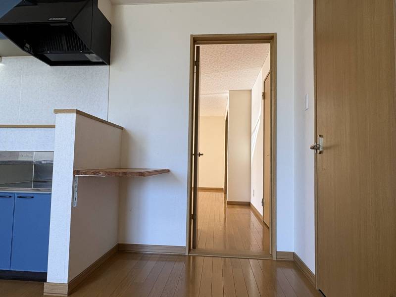 キッチン横の扉で隣のLDK2と繋がっています