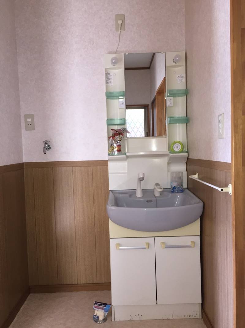 洗面化粧台〔シャワー仕様〕＆洗濯機置場〔キャスター付き〕