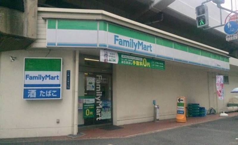 目の前にコンビニがあります。
