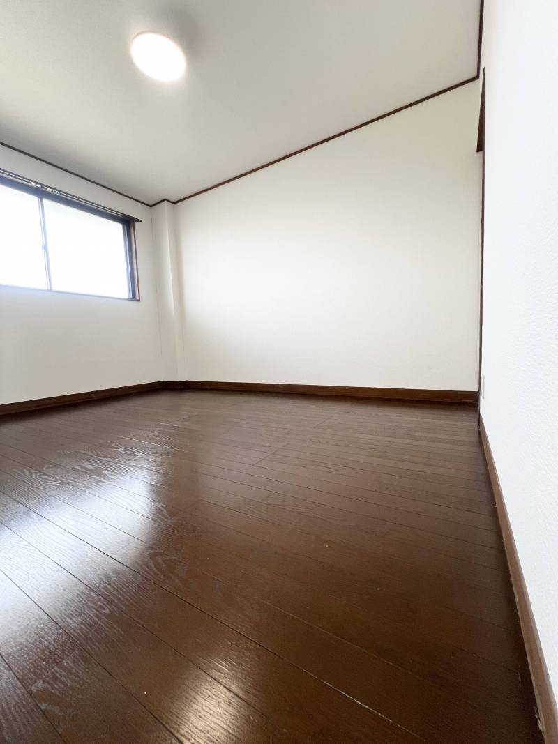 男体山が見える北側の洋室
収納付