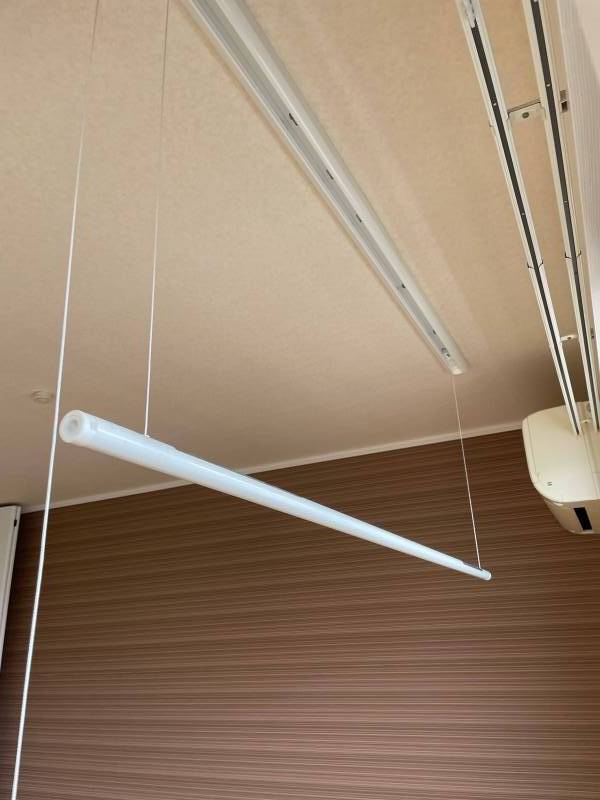 南6畳間の収納式物干しを出した状態です