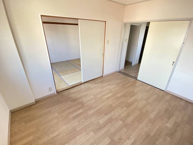 全体として明るい部屋です。