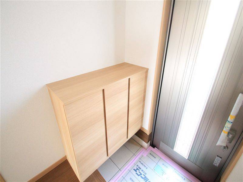 圧迫感のないナチュラルな玄関収納。小物も飾れる使いやすい高さ