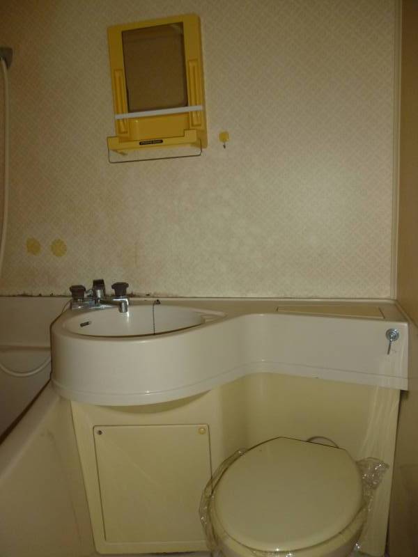 風呂・トイレは一体型のユニットバス