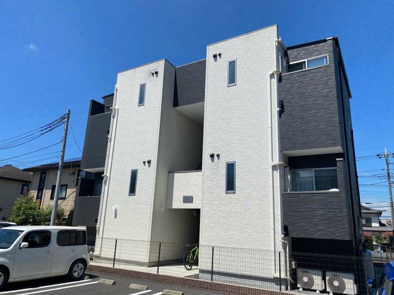 白と黒のメリハリの効いたきれいな外壁。