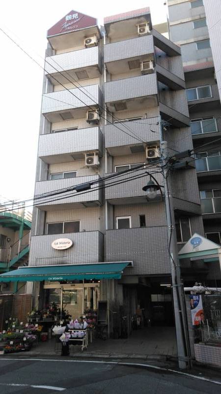 １階は管理人の花屋。手前は６階部分、奥は１１階。女性に人気。