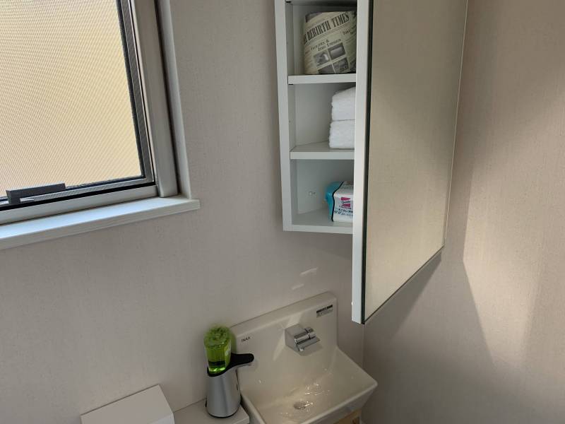 トイレにも独立手洗い台。来客用パウダールームとして使用可。