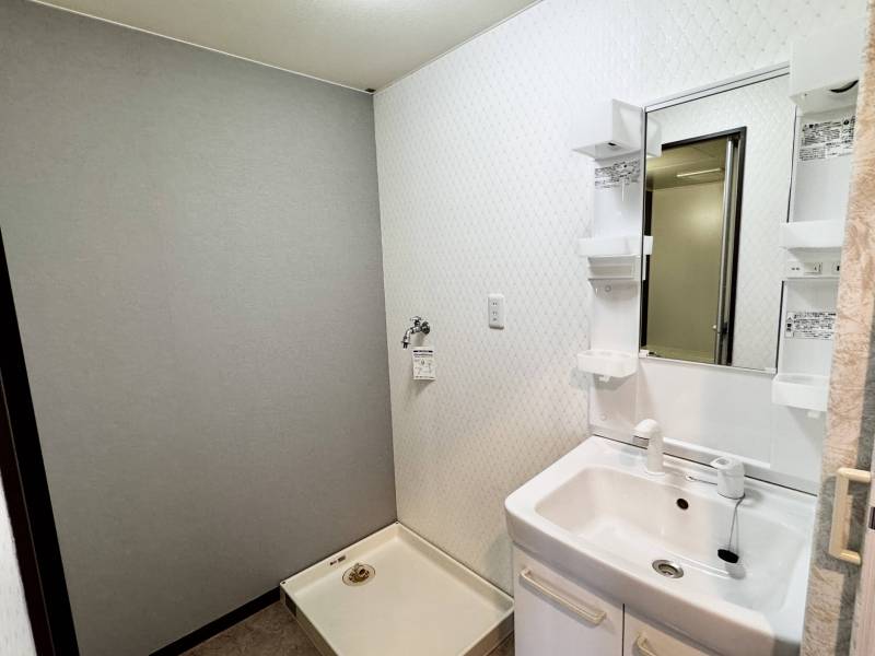 洗面台と室内洗濯機置き場です。