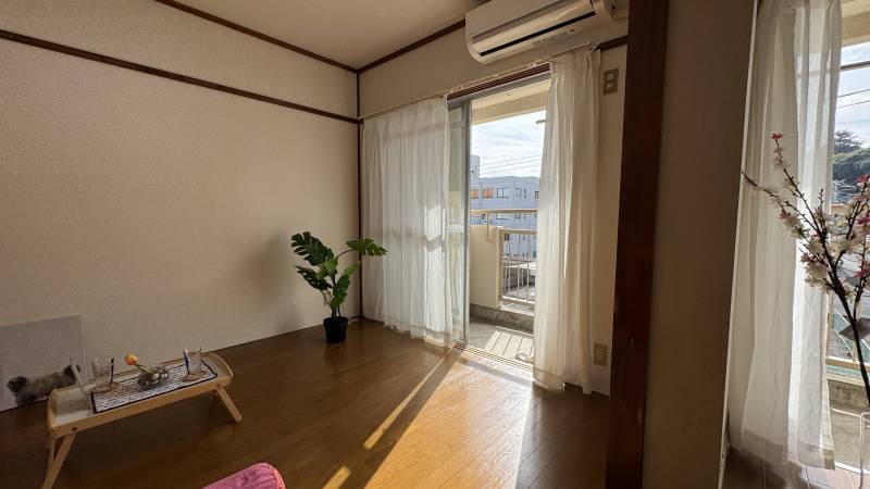 明るい２DKの部屋。日差しがまぶしい！