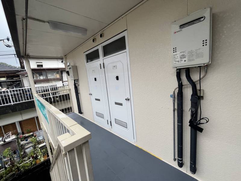 通路、ドアとも新規塗装しており清潔感ある