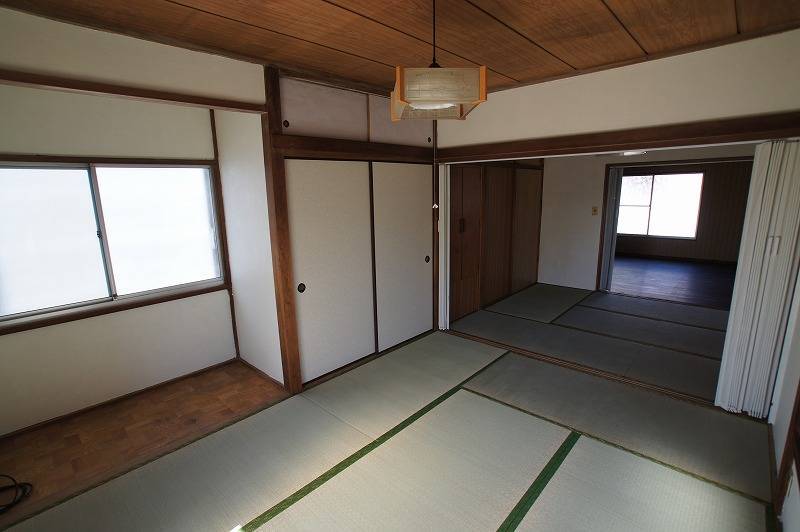 南側6畳和室、押入れあり