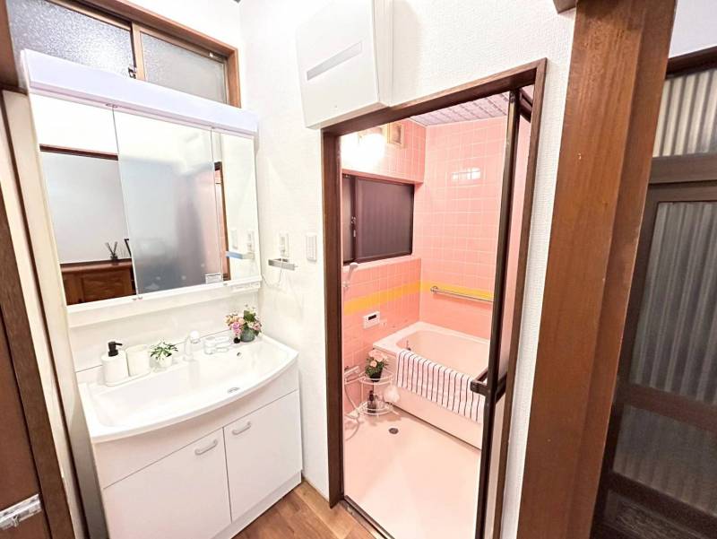 新品の三面鏡洗面台で身支度も整います。