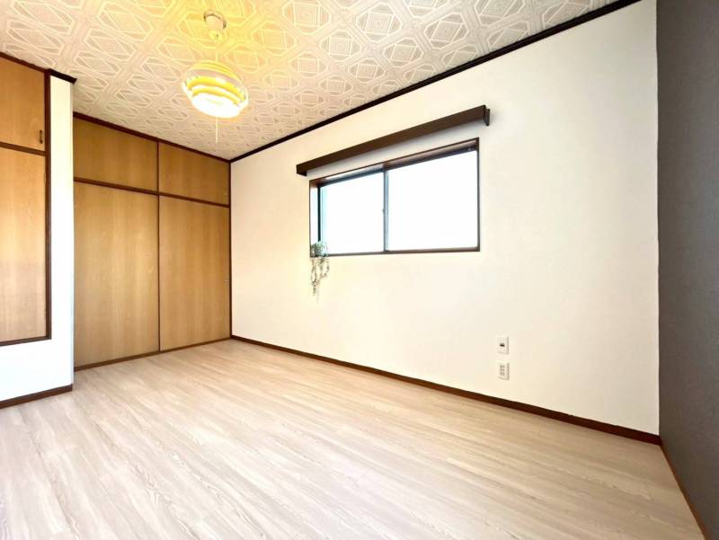 ９畳＋収納の広い洋室。