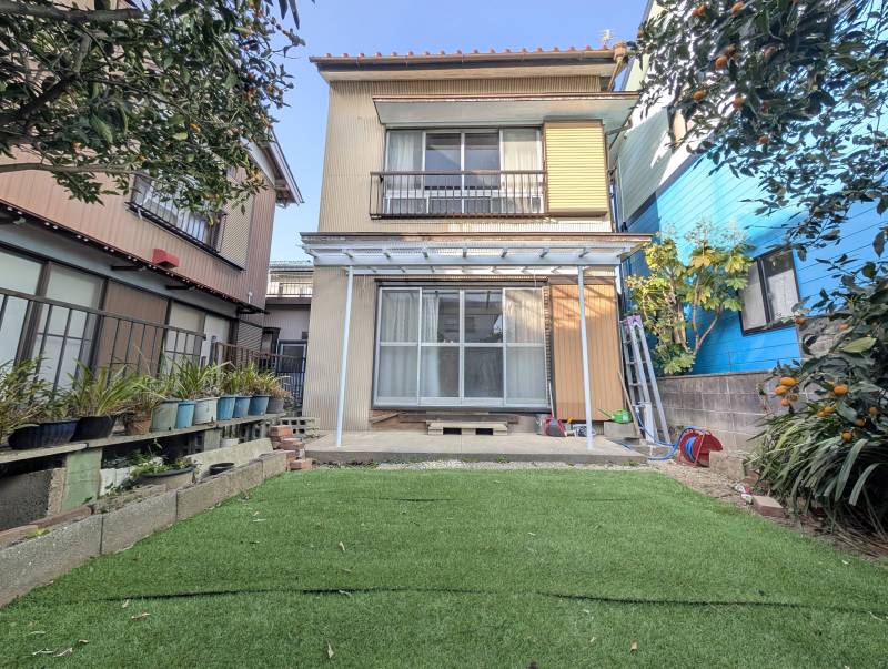 南の庭からの外観。１階窓の外は屋根付き☆