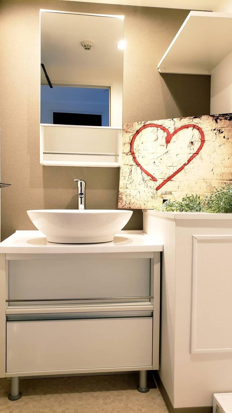 家具調でお洒落な陶器製の白い洗面台が付いてます