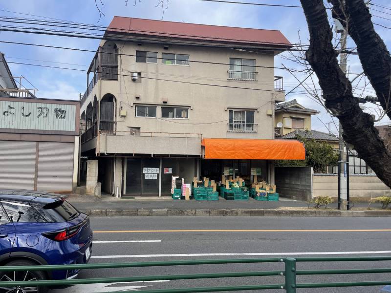 1Fがテナント2区画、2-3Fが居住部となっています