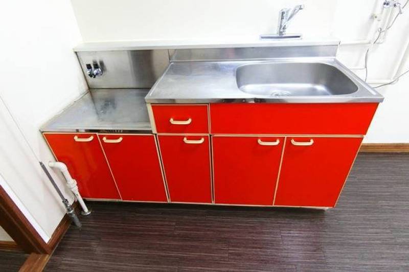 色鮮やかな赤いキッチン♪シングルレバー混合栓に変更してます